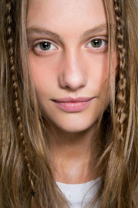 10 Super Light Christmas Hairstyles Braids framing the face