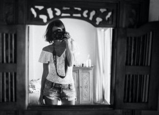 Few Rules to Take a Perfect Mirror Selfie